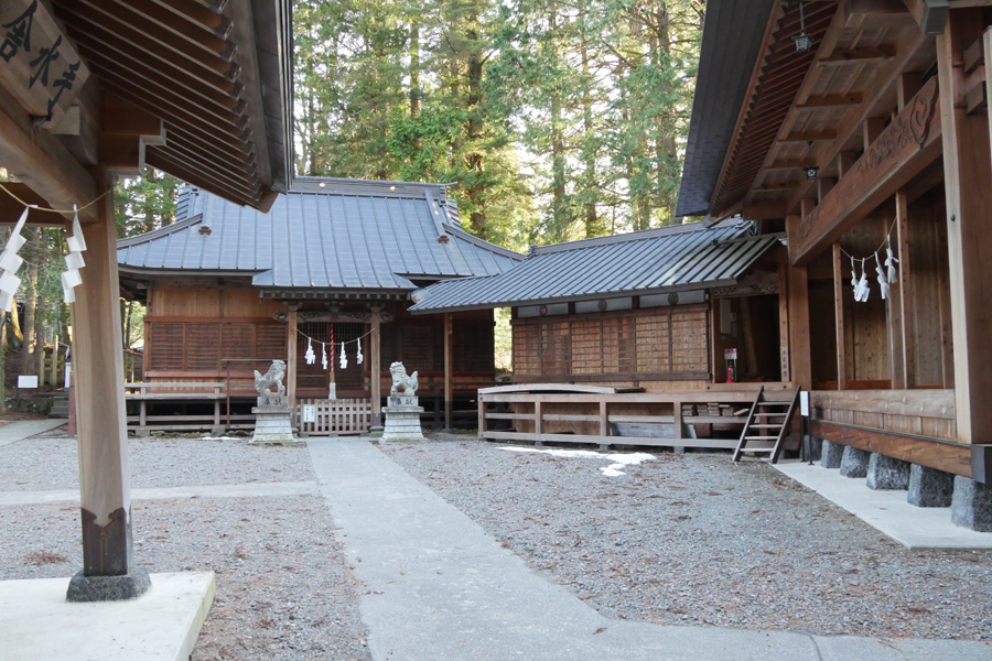 八幡神社 廻り舞台方向から見た本殿